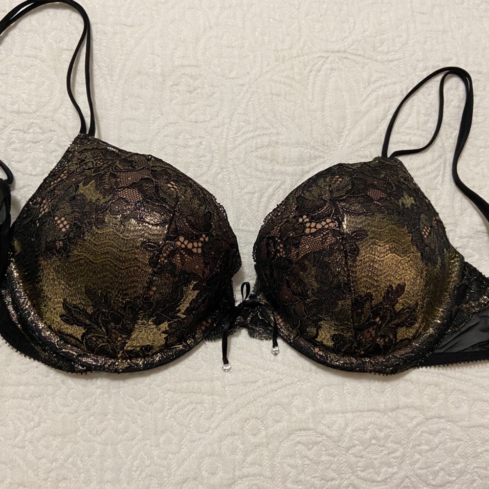 Very sexy Victoria’s Secret Gold and black Bra